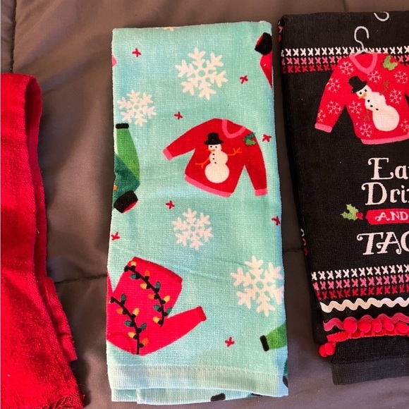 4 Christmas multiple size kitchen dish towels 🤍  NAME YOUR PRICE - Picture 6 of 7